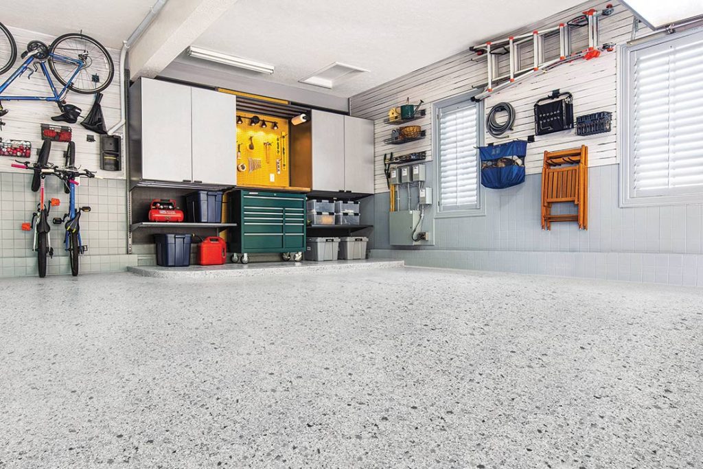 Sol époxy gris clair uniforme dans un garage professionnel à Douala, aspect propre et résistant