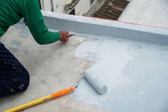 Application de revêtement d'imperméabilisation liquide sur une terrasse à Douala, travail en couches croisées
