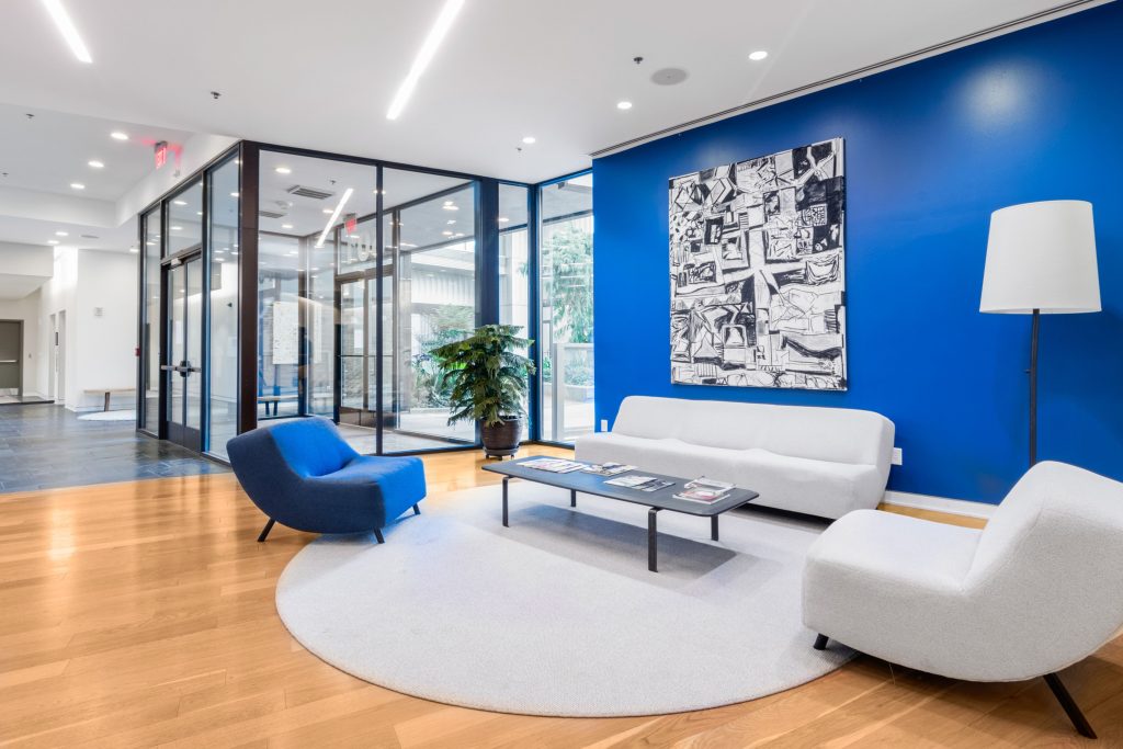 Salle de réunion à Douala avec mur d'accent en bleu profond, murs principaux gris clair