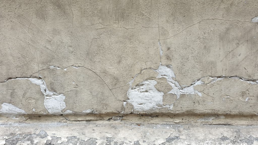 Terrasse béton d'une maison à Douala avec fissures et joints dégradés avant traitement