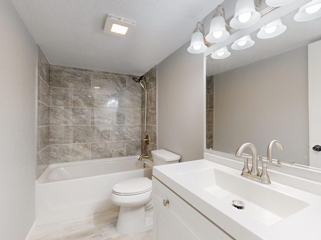 Salle de bain rénovée à Douala avec peinture satinée résistante à l'humidité, aspect propre