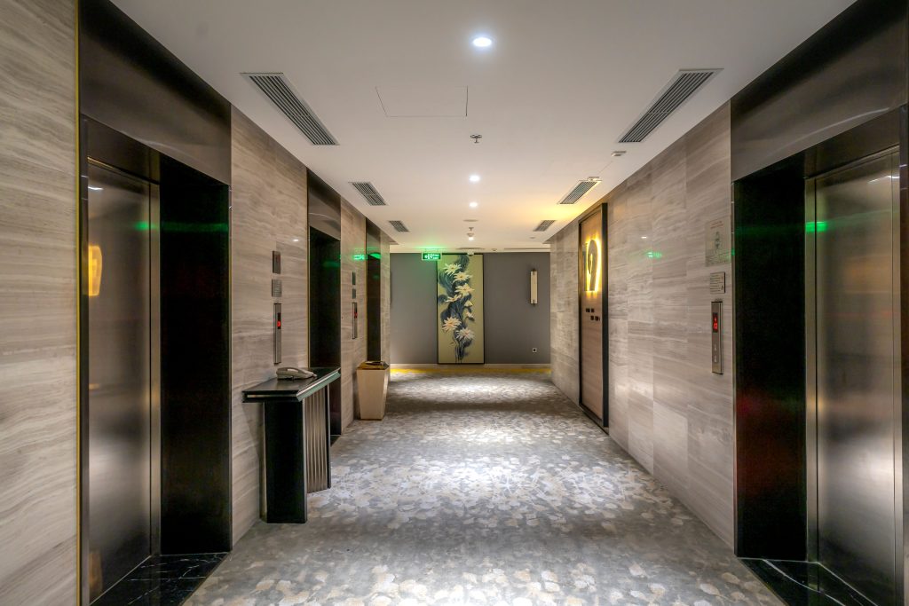 Couloir d'hôtel à Douala avec peinture satinée résistante aux frottements, aspect professionnel